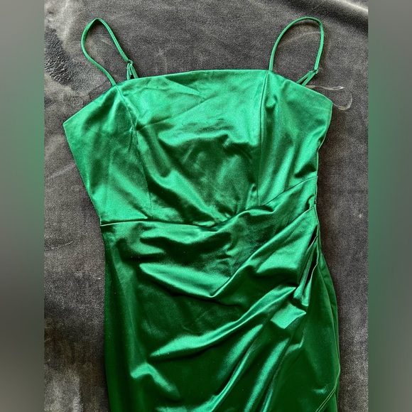 Beautiful Green Dress 💚 - Picture 1 of 5